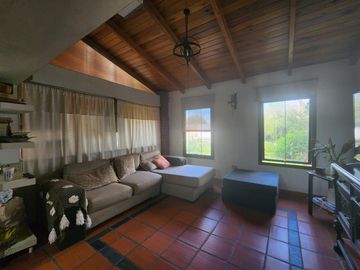 Casa de 4 DORMITORIOS - B° Cámara - Pileta