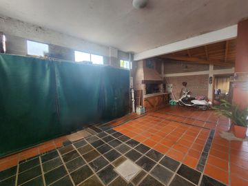 Casa de 4 DORMITORIOS - B° Cámara - Pileta