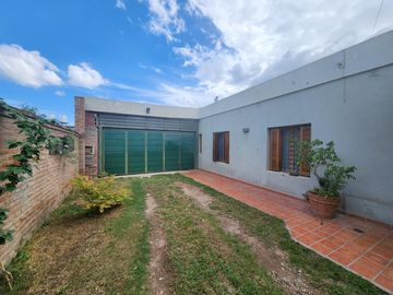 Casa de 4 DORMITORIOS - B° Cámara - Pileta