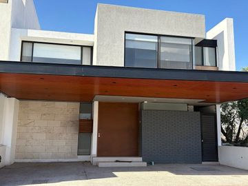 Casa en venta en Lomas de Juriquilla Querétaro, 4 recámaras