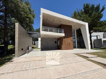 Casa en Venta Costa Esmeralda Barrio Residencial, 4 Dormitorios 220m² Pileta Losa Radiante USD 525.000