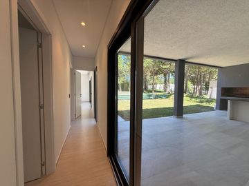 Casa en Venta Costa Esmeralda Barrio Residencial, 4 Dormitorios 220m² Pileta Losa Radiante USD 525.000