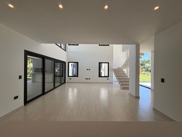 Casa en Venta Costa Esmeralda Barrio Residencial, 4 Dormitorios 220m² Pileta Losa Radiante USD 525.000