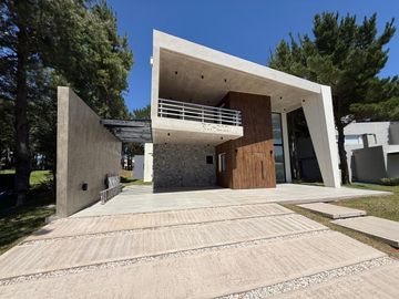 Casa en Venta Costa Esmeralda Barrio Residencial, 4 Dormitorios 220m² Pileta Losa Radiante USD 525.000