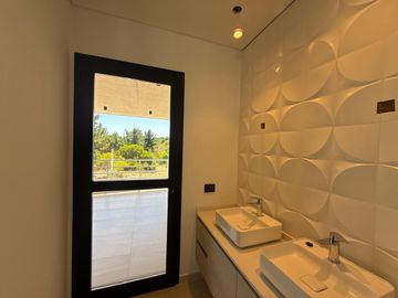 Casa en Venta Costa Esmeralda Barrio Residencial, 4 Dormitorios 220m² Pileta Losa Radiante USD 525.000