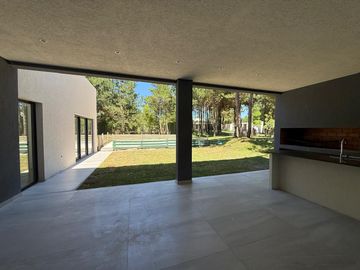 Casa en Venta Costa Esmeralda Barrio Residencial, 4 Dormitorios 220m² Pileta Losa Radiante USD 525.000