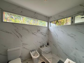 Casa en Alquiler Temporal Costa Esmeralda Barrio Residencial, 4 Dormitorios Arbolado