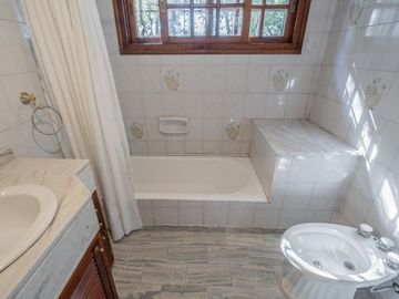 Venta Casa Florida Vicente Lopez 4 dormitorios escritorio jardín pileta parrilla garage 4 autos