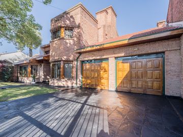 Venta Casa Florida Vicente Lopez 4 dormitorios escritorio jardín pileta parrilla garage 4 autos