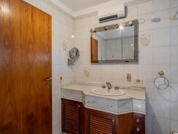 Venta Casa Florida Vicente Lopez 4 dormitorios escritorio jardín pileta parrilla garage 4 autos