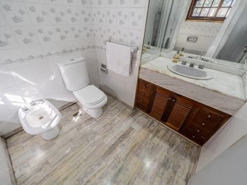 Venta Casa Florida Vicente Lopez 4 dormitorios escritorio jardín pileta parrilla garage 4 autos