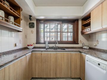 Venta Casa Florida Vicente Lopez 4 dormitorios escritorio jardín pileta parrilla garage 4 autos