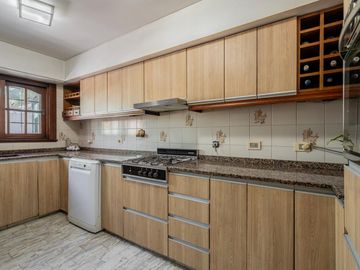 Venta Casa Florida Vicente Lopez 4 dormitorios escritorio jardín pileta parrilla garage 4 autos