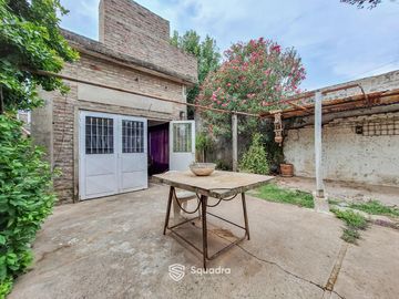 VENTA | PERMUTA - Casa de dos plantas, con terraza y parrillero - Barrio Bella Vista, Rosario.