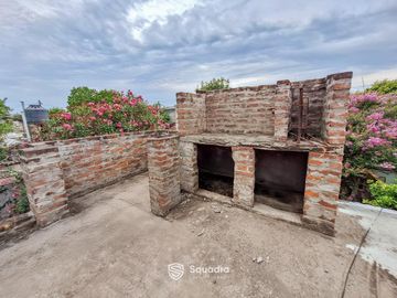 VENTA | PERMUTA - Casa de dos plantas, con terraza y parrillero - Barrio Bella Vista, Rosario.