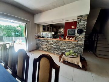 Venta Casa 6 Amb Luminosa en Martinez Pileta Parque Parrilla Cochera fija cub