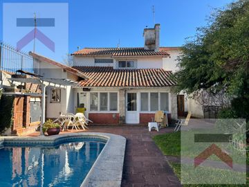 Casa en Venta de 7amb, 4 Dorm. con Parque, Pileta y parrilla sobre lote de 536mt2.
