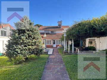 Casa en Venta de 7amb, 4 Dorm. con Parque, Pileta y parrilla sobre lote de 536mt2.