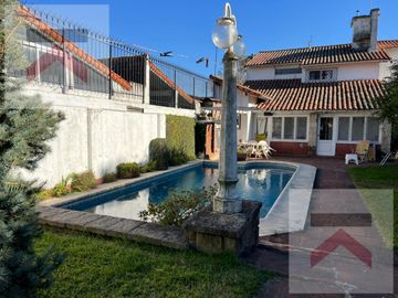 Casa en Venta de 7amb, 4 Dorm. con Parque, Pileta y parrilla sobre lote de 536mt2.
