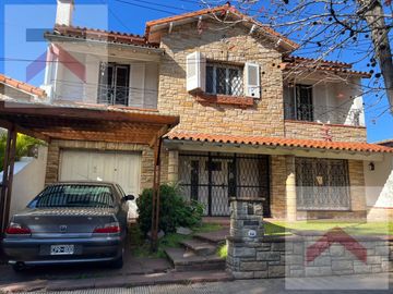 Casa en Venta de 7amb, 4 Dorm. con Parque, Pileta y parrilla sobre lote de 536mt2.
