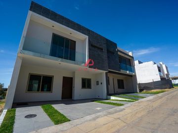 Casa en Venta en Valle Imperial, Zapopan | Coto Imperio Austriaco |