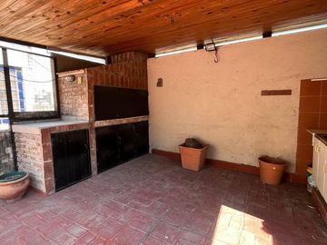 VENTA/PERMUTA - Casa de 3 dormitorios con patio, terraza y parrillero en Pichincha, Rosario.