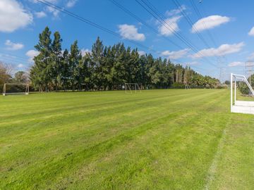 Casa en venta en La Pradera de tres plantas y gran jardín con piscina