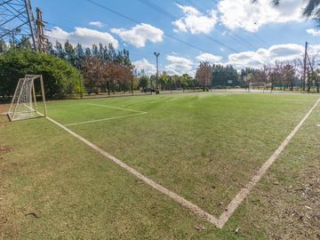 Casa en venta en La Pradera de tres plantas y gran jardín con piscina