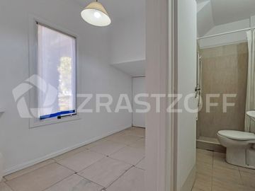 Casa en venta en La Pradera de tres plantas y gran jardín con piscina