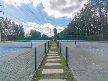 Casa en venta en La Pradera de tres plantas y gran jardín con piscina