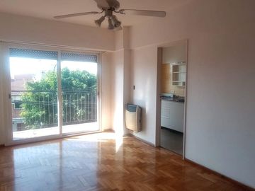 Departamento en alquiler de 1 amb, al frente c/ balcon - Monte Castro