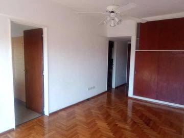 Departamento en alquiler de 1 amb, al frente c/ balcon - Monte Castro