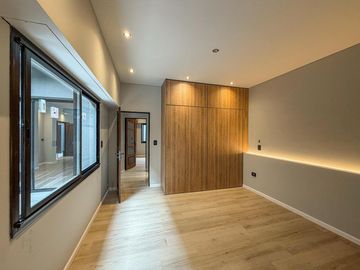 Casa de 2 dormitorios con jardín, parrillero, terraza y pileta