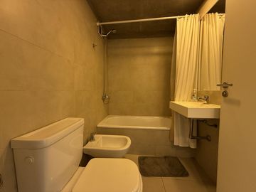 Alquiler duplex 2 ambientes cochera amenities piscina gimnasio SUM seguridad 24 horas baño   toil