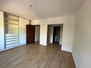 Casa duplex tres dormitorios estrenar fisherton patio pileta