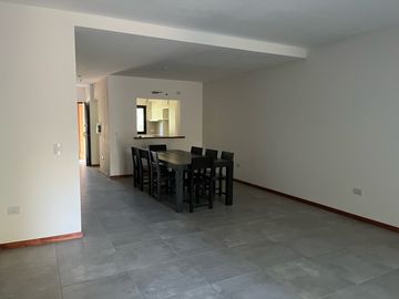 Casa duplex tres dormitorios estrenar fisherton patio pileta