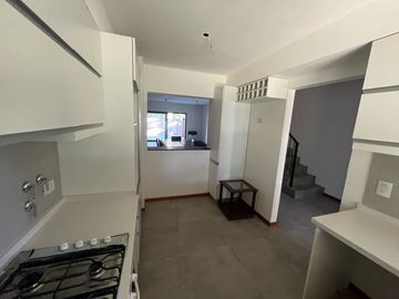 Casa duplex tres dormitorios estrenar fisherton patio pileta