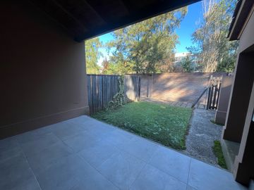 Casa duplex tres dormitorios estrenar fisherton patio pileta