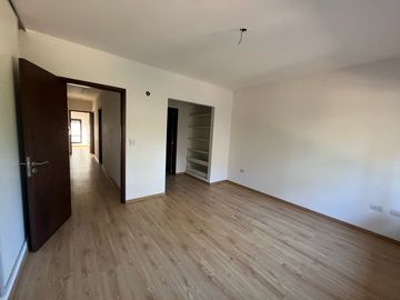Casa duplex tres dormitorios estrenar fisherton patio pileta