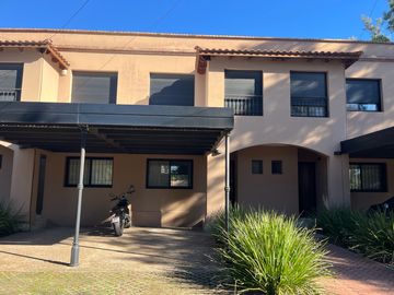 Casa duplex tres dormitorios estrenar fisherton patio pileta