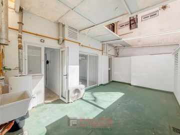 Departamento de 2 ambientes refaccionado a nuevo con patio