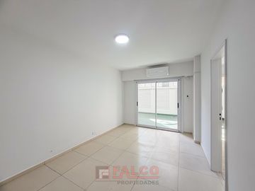 Departamento de 2 ambientes refaccionado a nuevo con patio