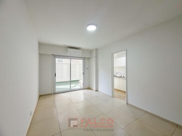 Departamento de 2 ambientes refaccionado a nuevo con patio