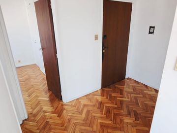 Departamento en alquiler, 2 ambientes con balcón. Seguridad. Lavadero. Sánchez de Bustamante al 400.