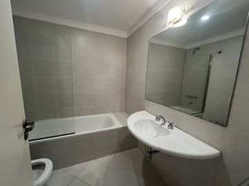 Alquiler departamento de 4 ambientes con cochera amueblado!
