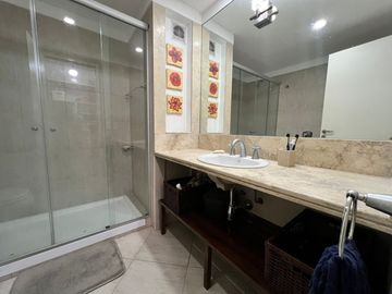 Alquiler departamento de 4 ambientes con cochera amueblado!