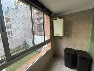Alquiler departamento de 4 ambientes con cochera amueblado!