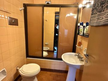 Departamento cuatro ambientes cochera a la venta en Lanus