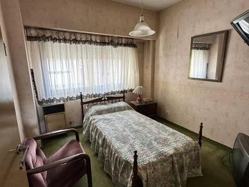 Departamento cuatro ambientes cochera a la venta en Lanus