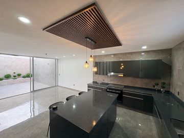 CASA DE TRES NIVELES EN SAN ÁNGEL V - $7.7 MDP